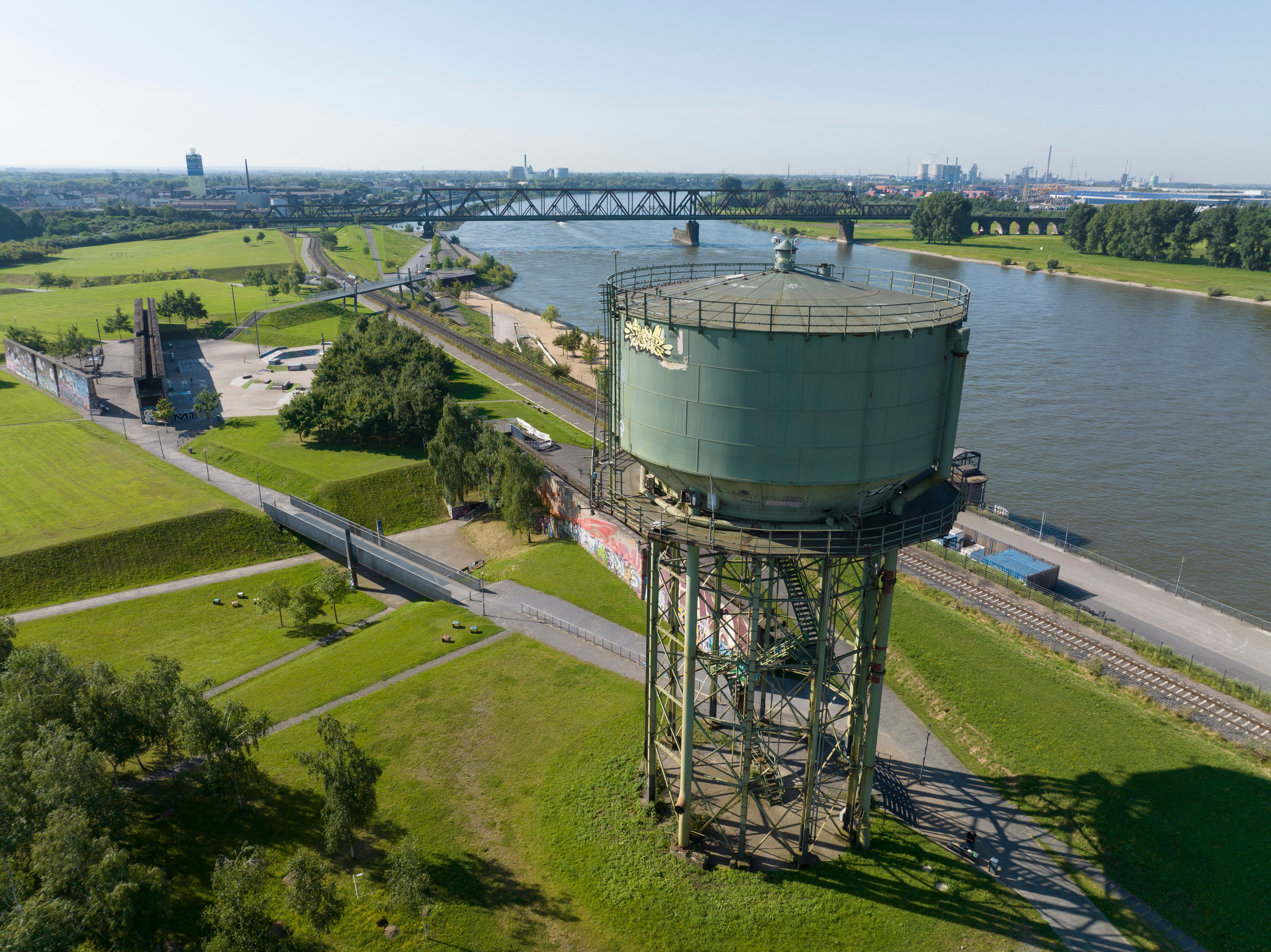 Bild von oben auf den Wasserturm Duisburg