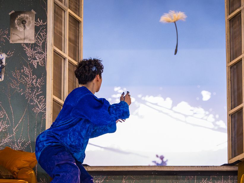 Szenenbild Frau schaut aus dem Fenster