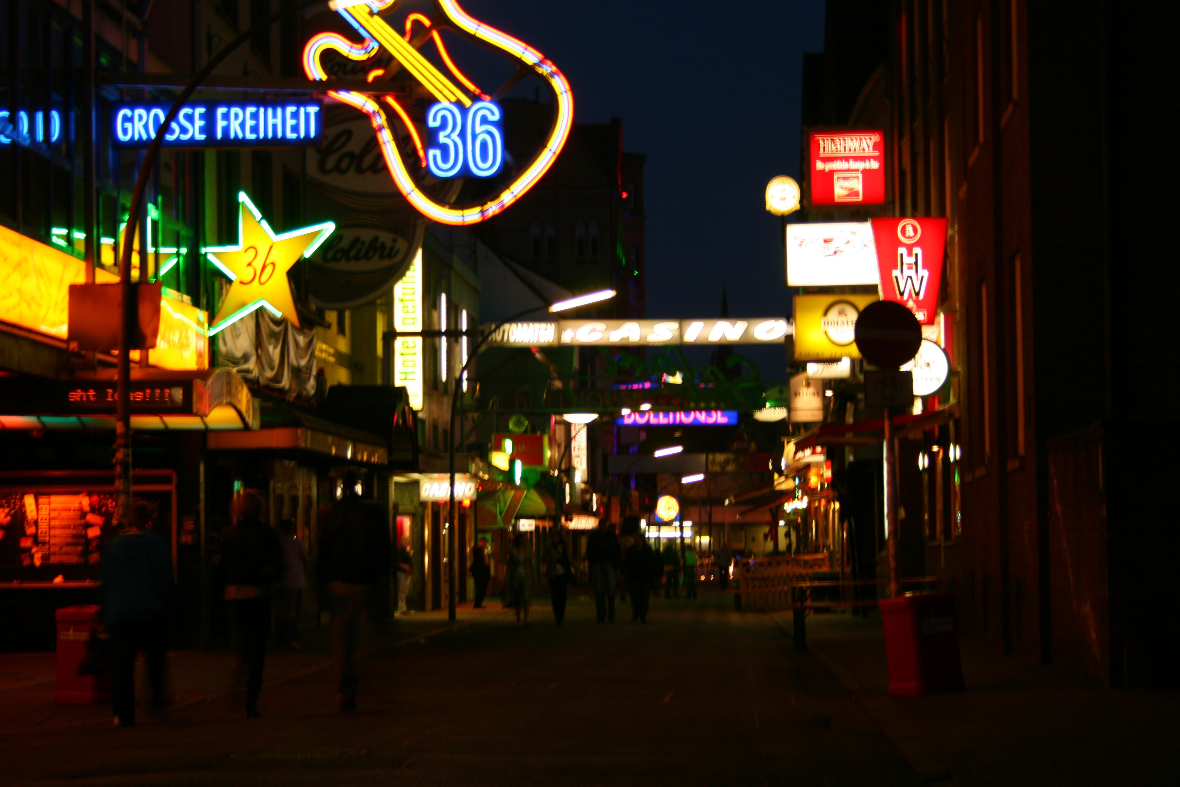 St. Pauli bei Nacht mit Leuchtreklame im Hamburger Kiez