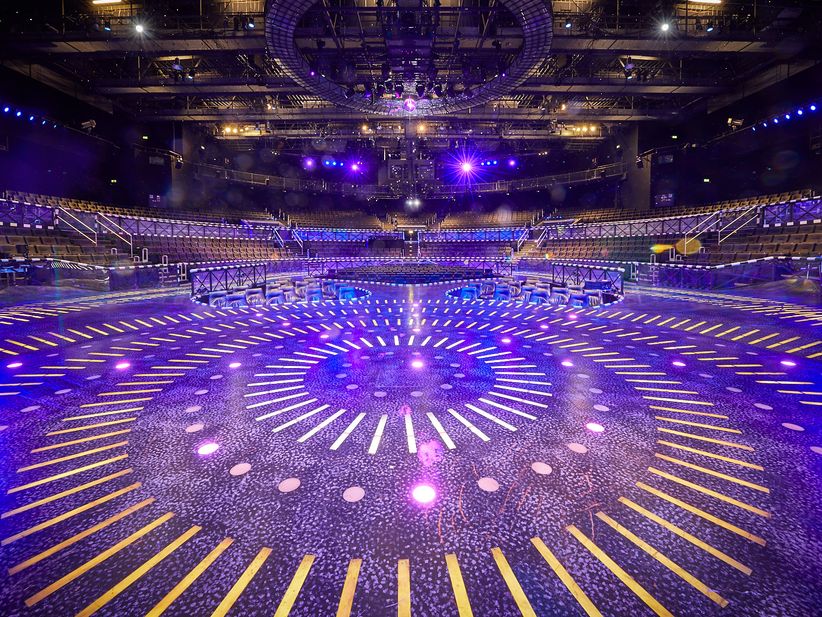 Bühnenbild des Musicals Starlight Express mit futuristischer Szenerie und Lichteffekten