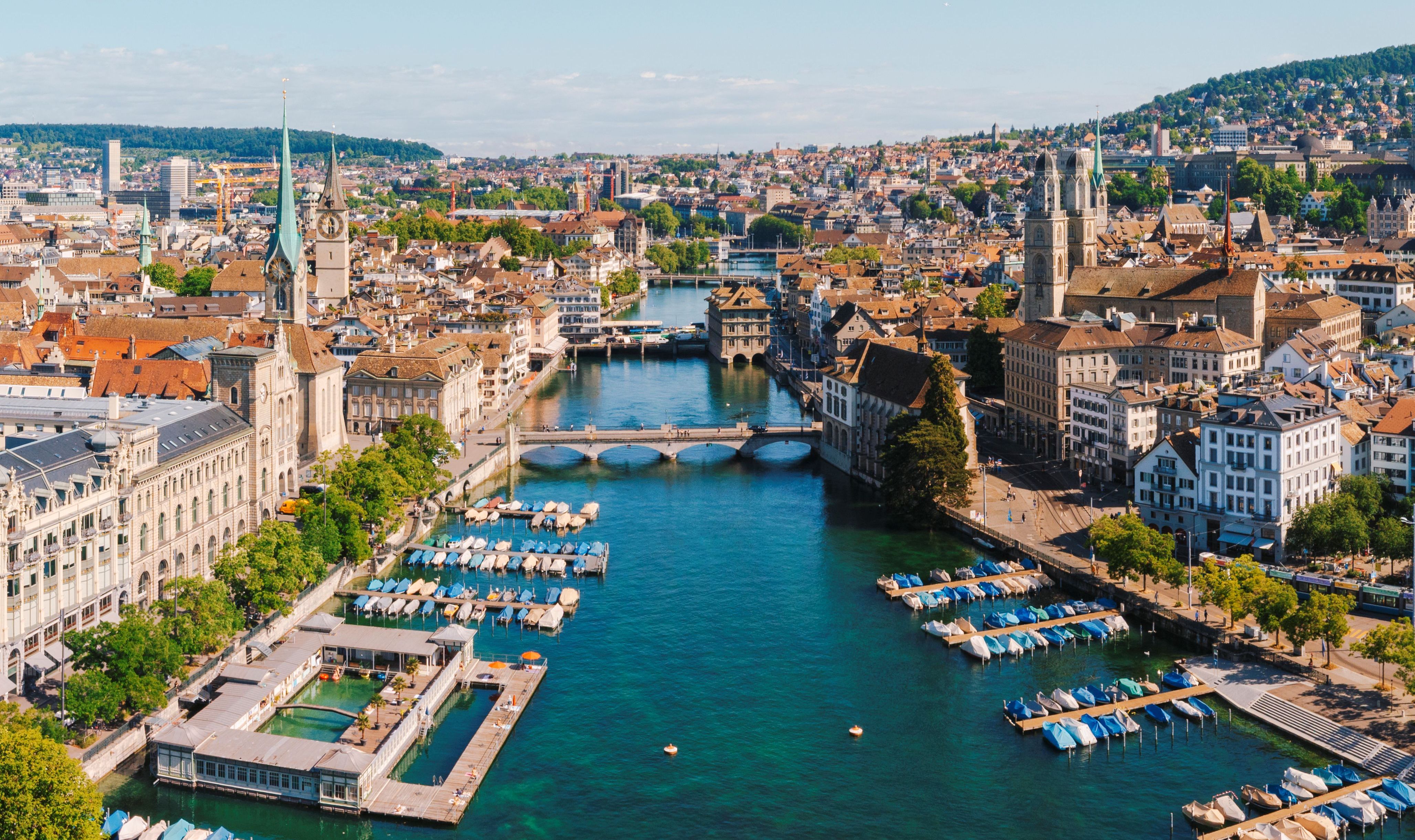 Panoramablick auf Zürich mit Fluss Limmat