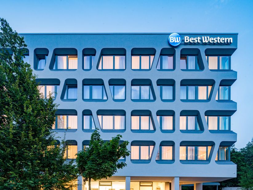 Fassade eines Best Western Hotels in der Abenddämmerung