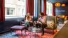 Loungebereich eines Accor Hotels mit zwei sitzenden Personen
