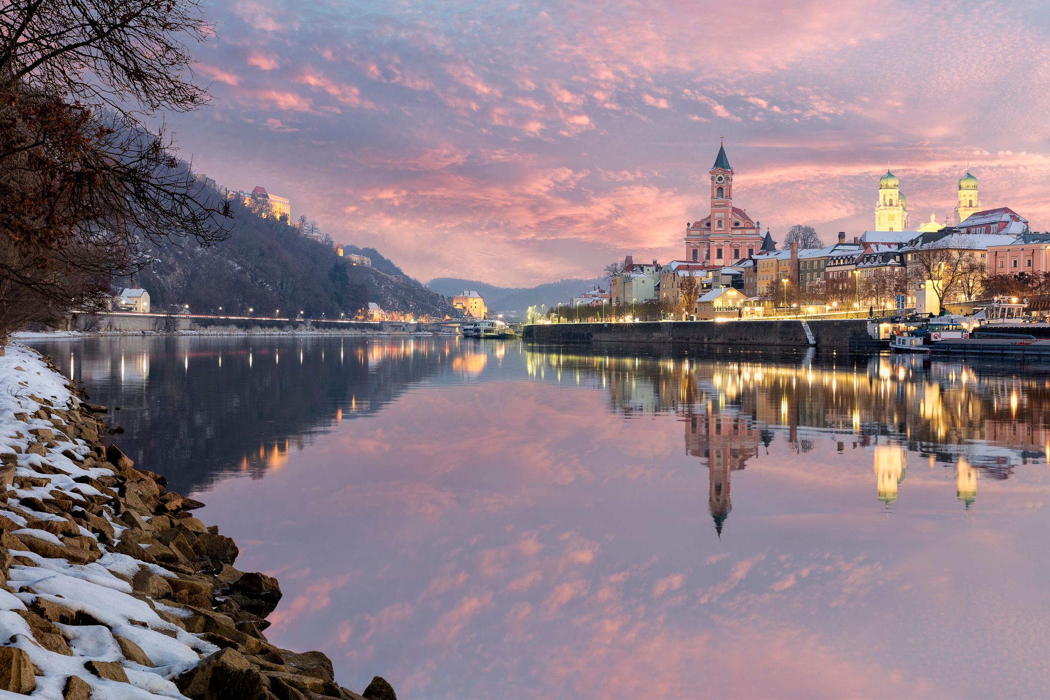 Blick auf Passau im Winter mit Schnee. 