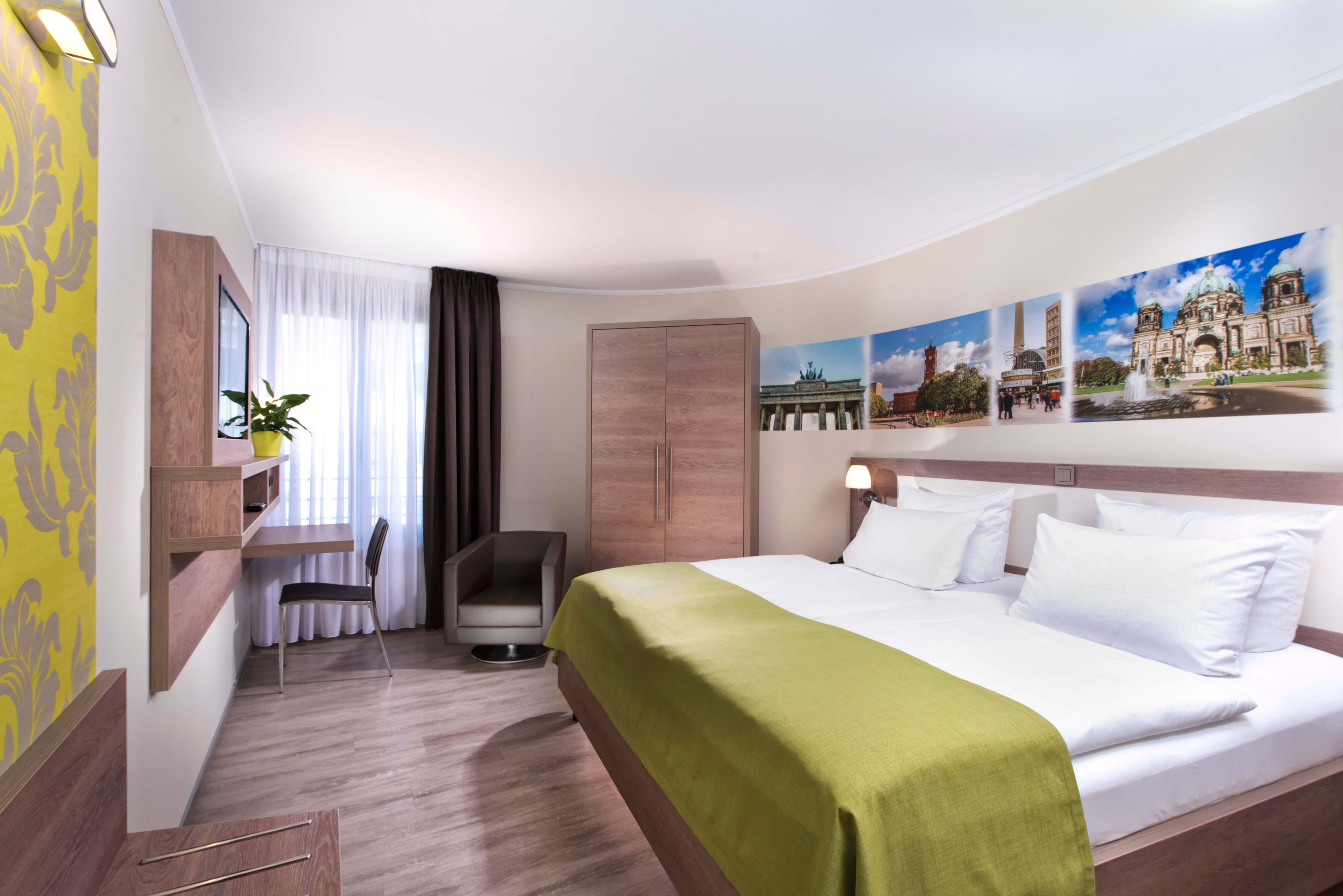 Doppelzimmer im Best Western Hotel mit Doppelbett, Schreibtisch und Schrank
