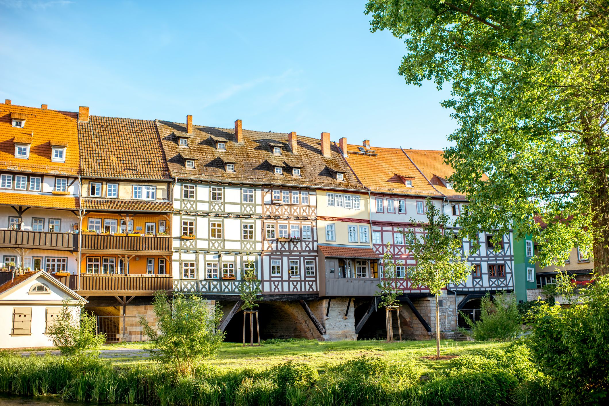 Fachwerkhäuser der Krämerbrücke bei Sonne