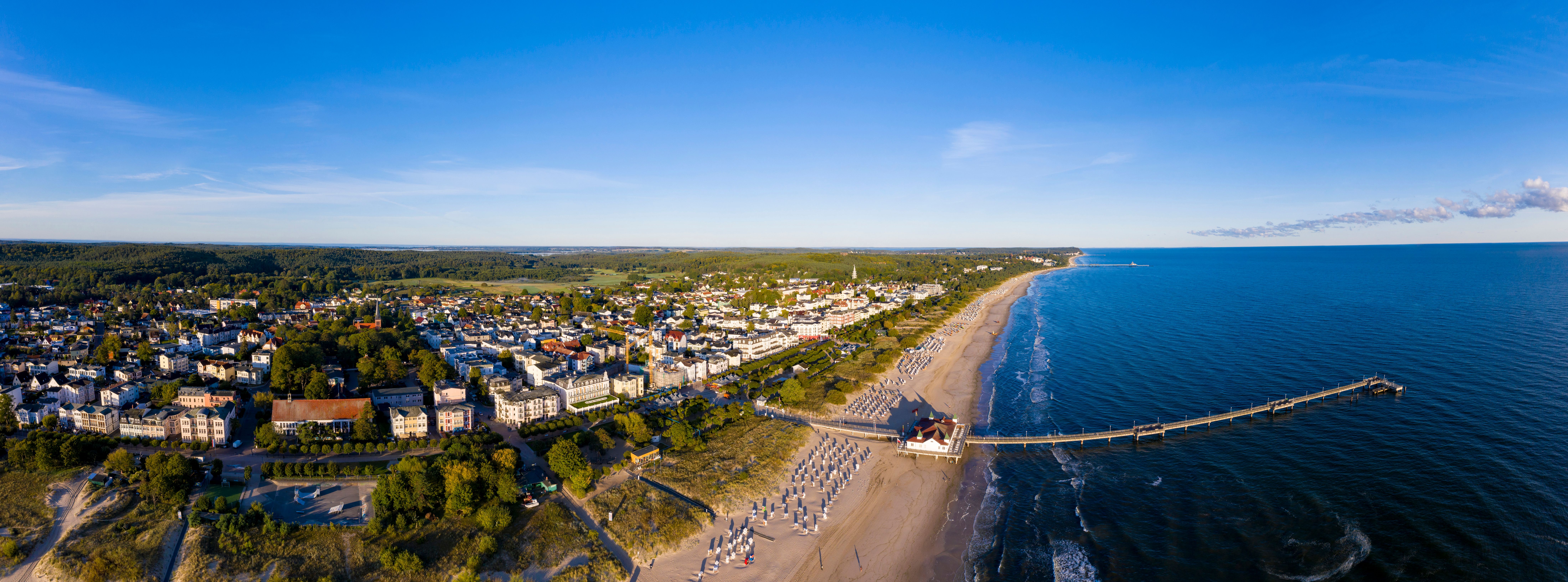 Panoramablick über den Strand des Seebads Ahlbeck auf Usedom mit weitem Sandstrand, Ostsee und Küstenlinie.
