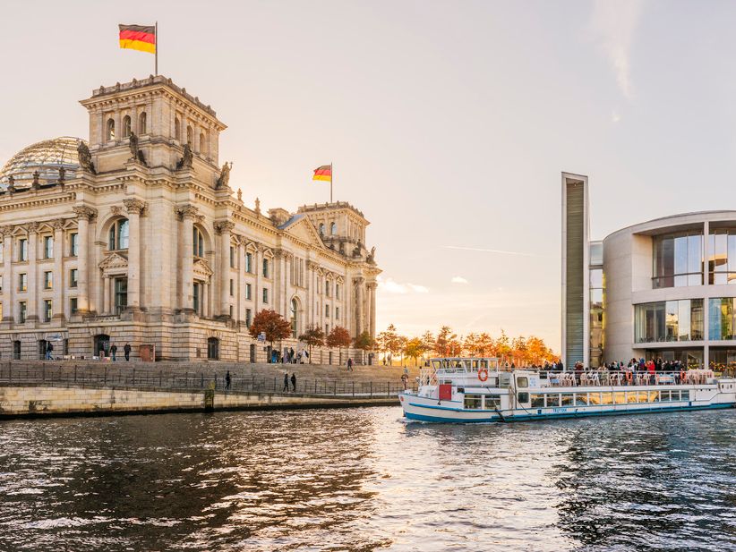 Blick auf das Regierungsviertel in Berlin mit Spreeblick und Sightseeing Schiff