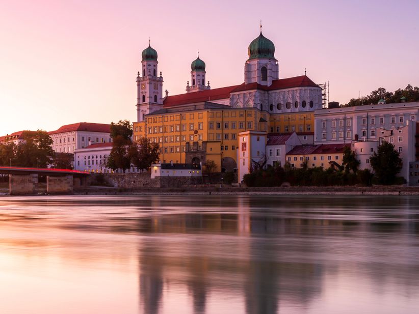 Blick auf Passau in der Dämmerung.