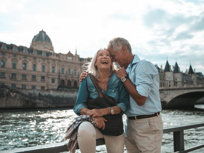 Best Ager Paar macht Pause in Paris im Hintergrund die Seine.
