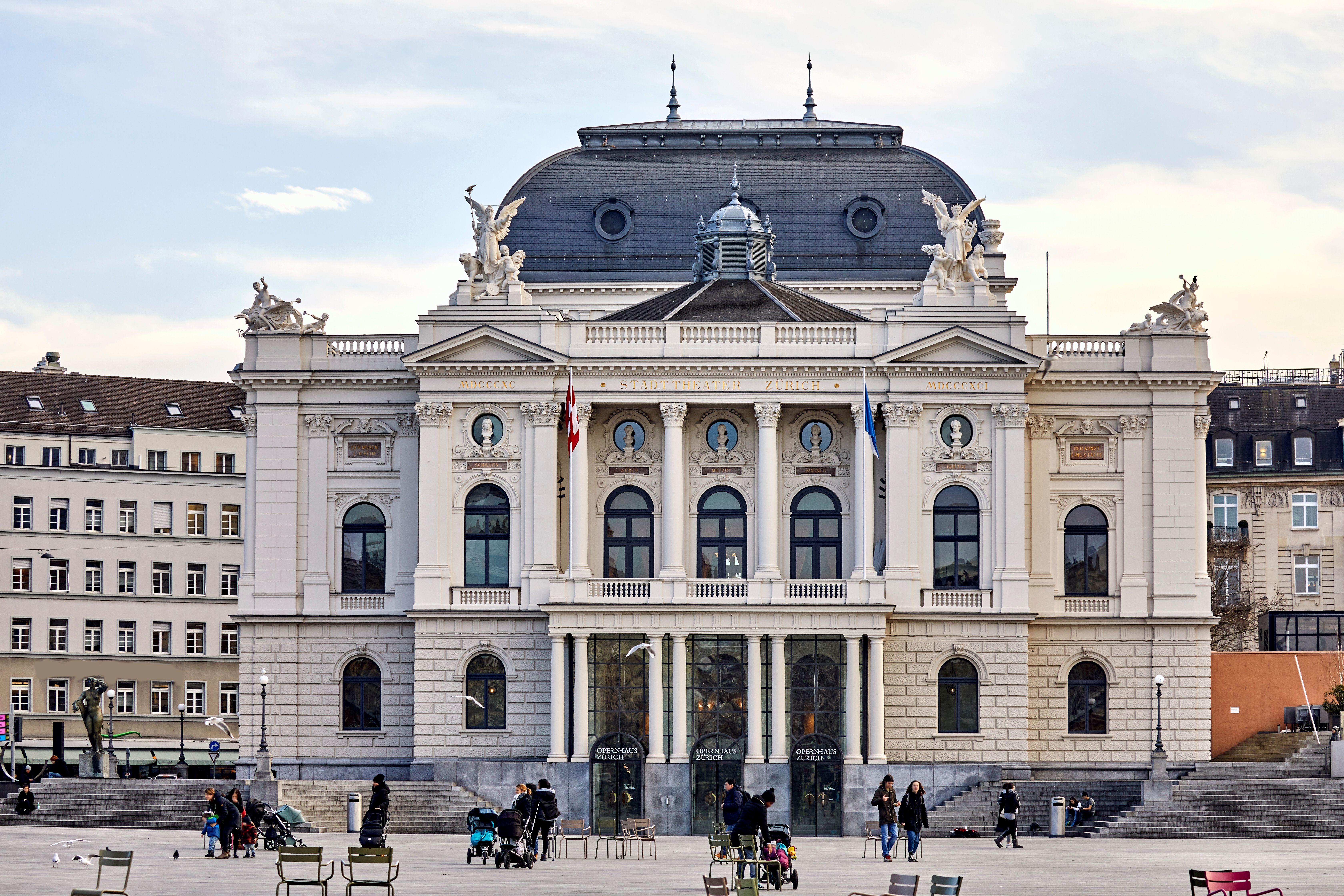 Menschen auf dem Platz vorm Opernhaus in Zürich