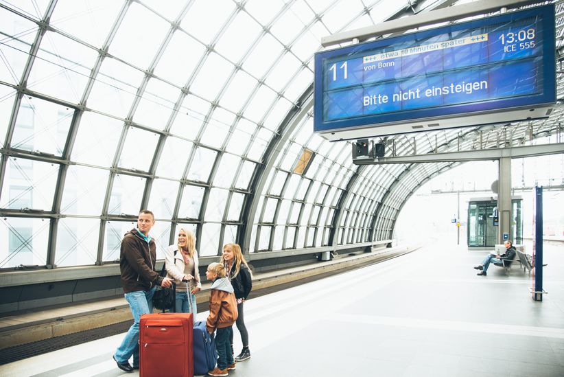 Familie wartet am Bahnhof auf den Zug