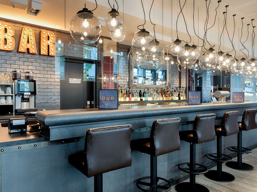 Moderne Hotelbar im Premier Inn mit stilvoller Einrichtung und gemütlicher Atmosphäre.