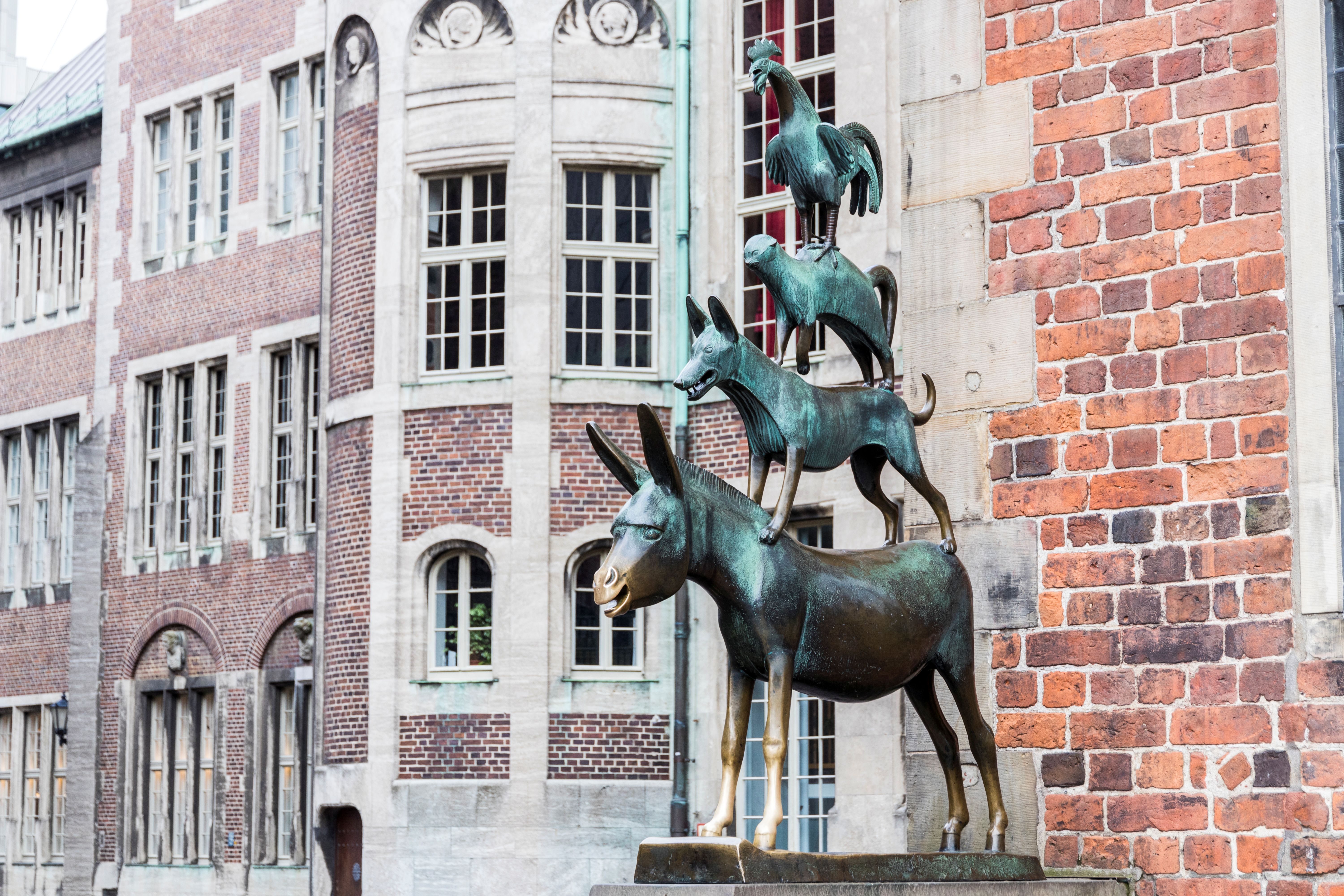 Das Bremer Stadtmusikanten-Denkmal mit Esel, Hund, Katze und Hahn als übereinander stehende Bronzefiguren.