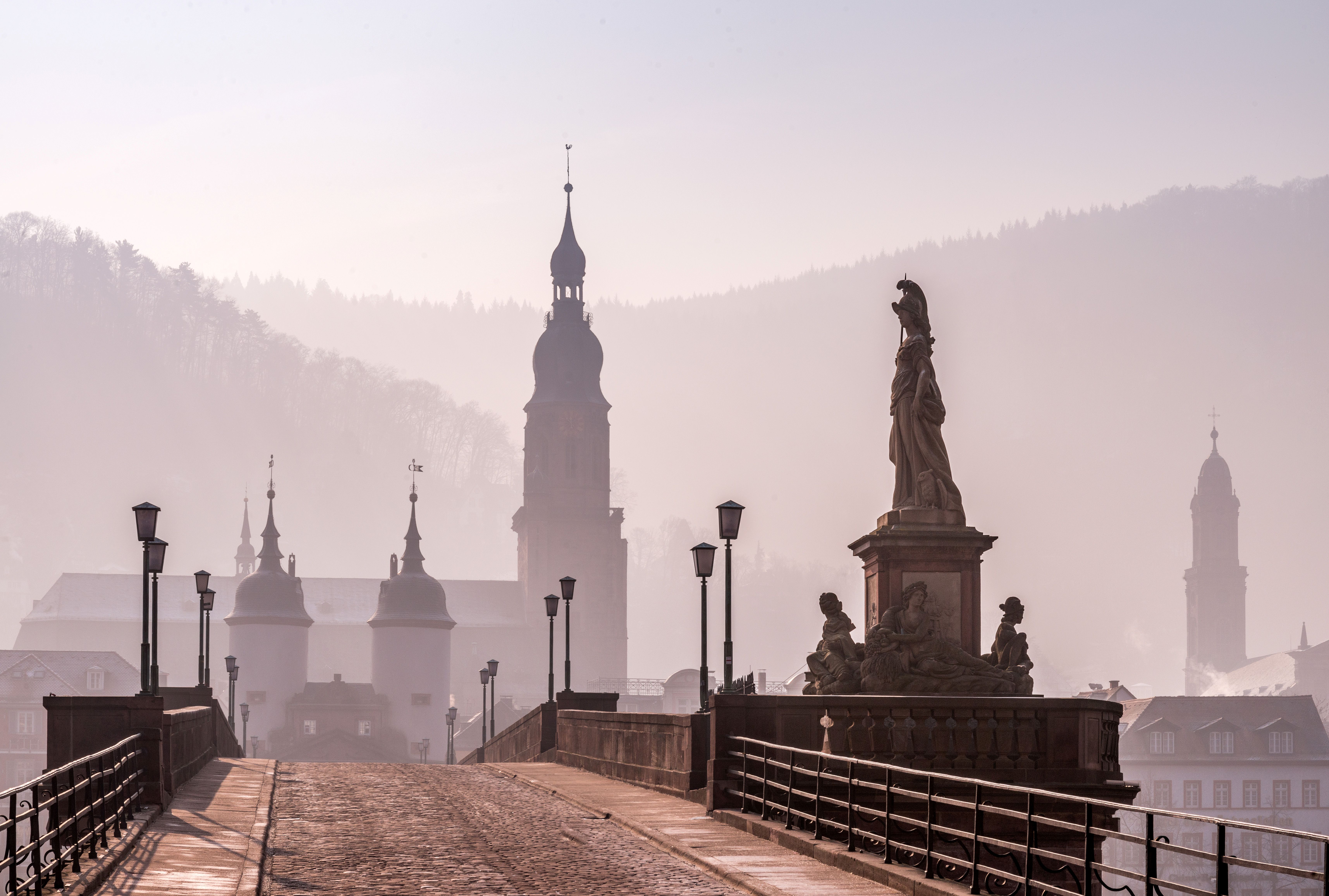 Alte Brücke mit Heiliggeistkirche im Nebel in Heidelberg