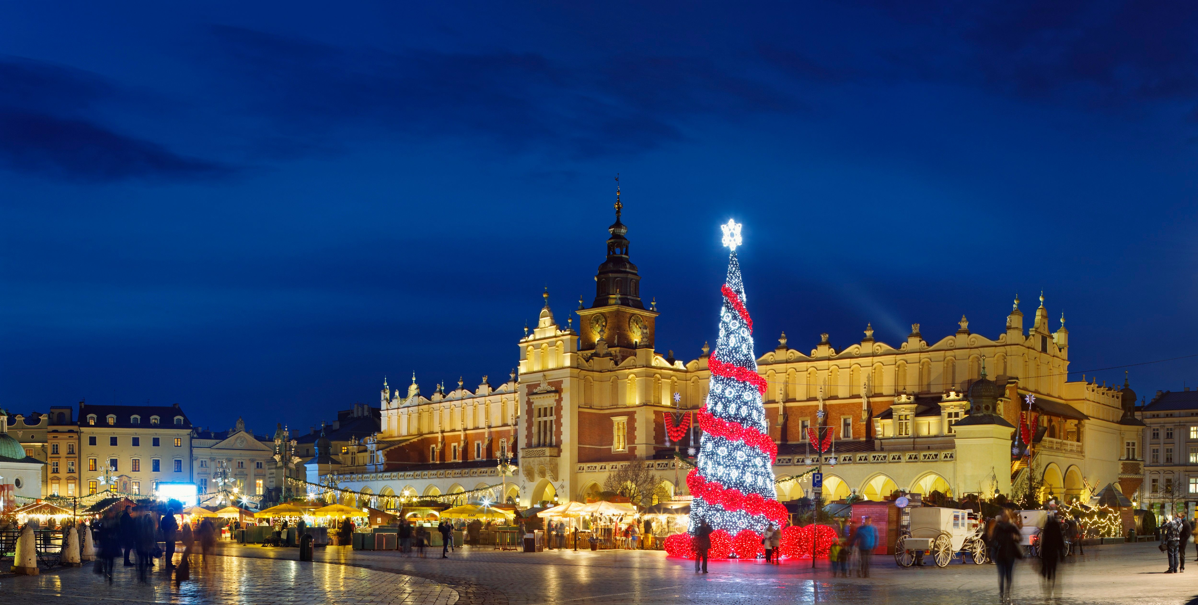 Weihnachtsmarkt in Krakau mit Buden und festlicher Dekoration