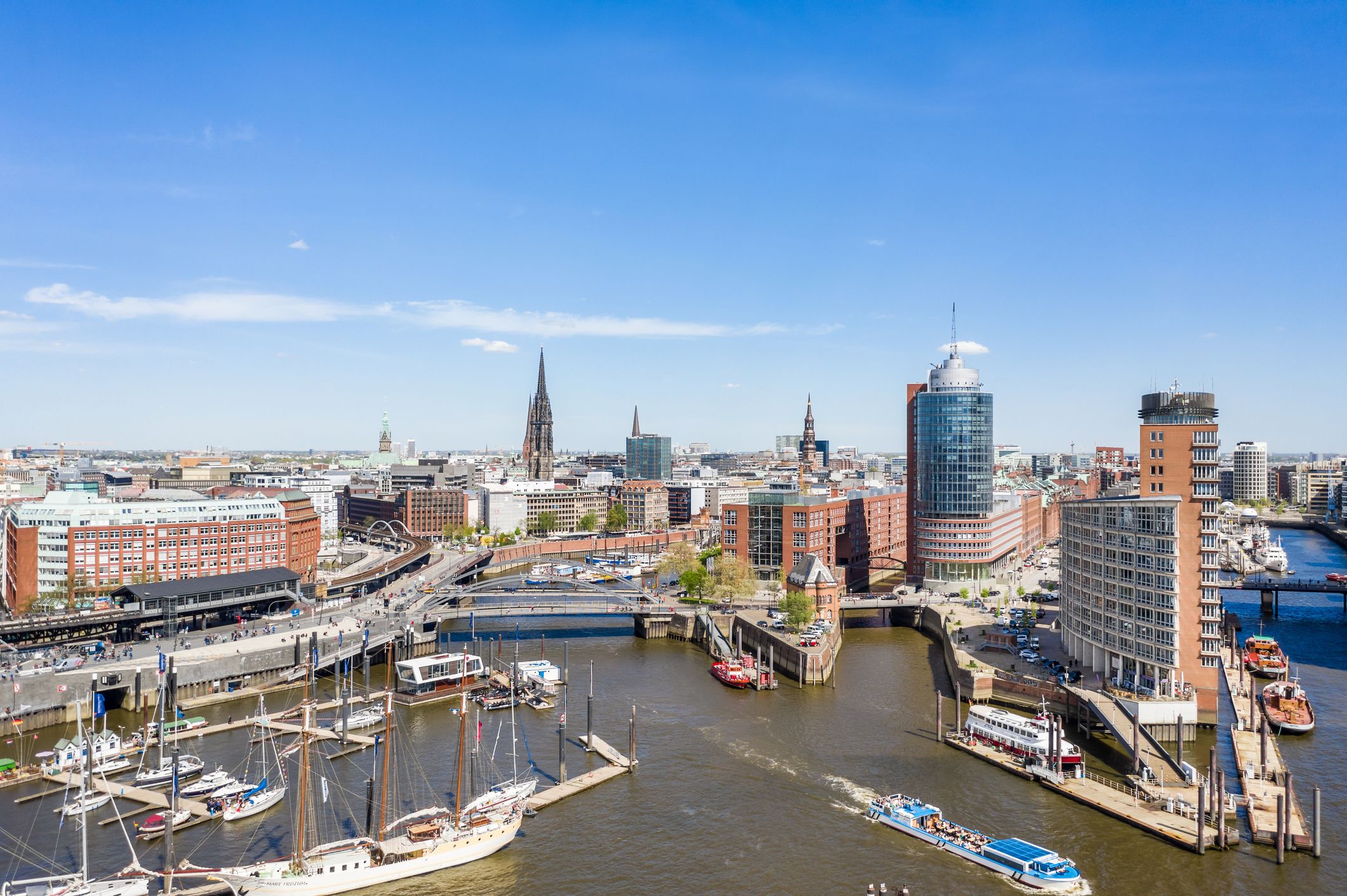 Schiffe im Hamburger Hafen vor einer Panoramasicht auf Hamburg