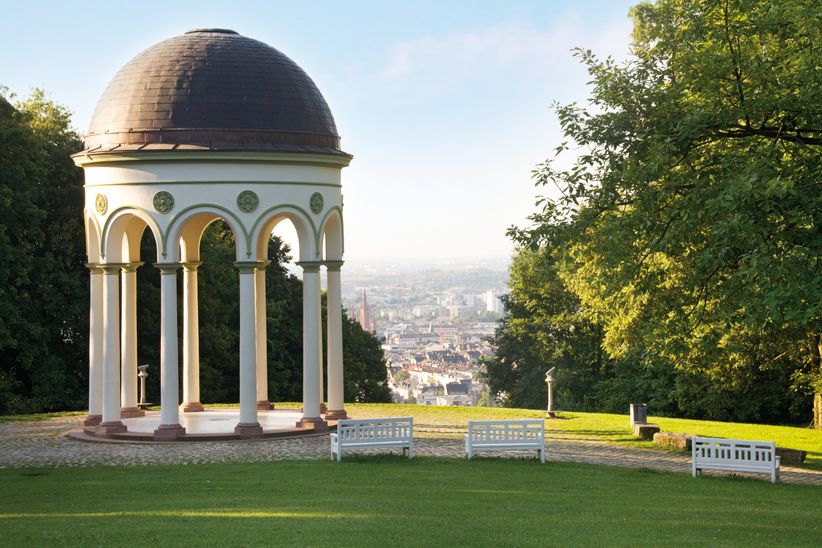 Nerobergtempel in Wiesbaden mit Blick auf die Stadt durch Bäume