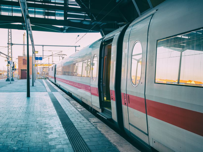 ICE am leeren Bahnhofssteig 