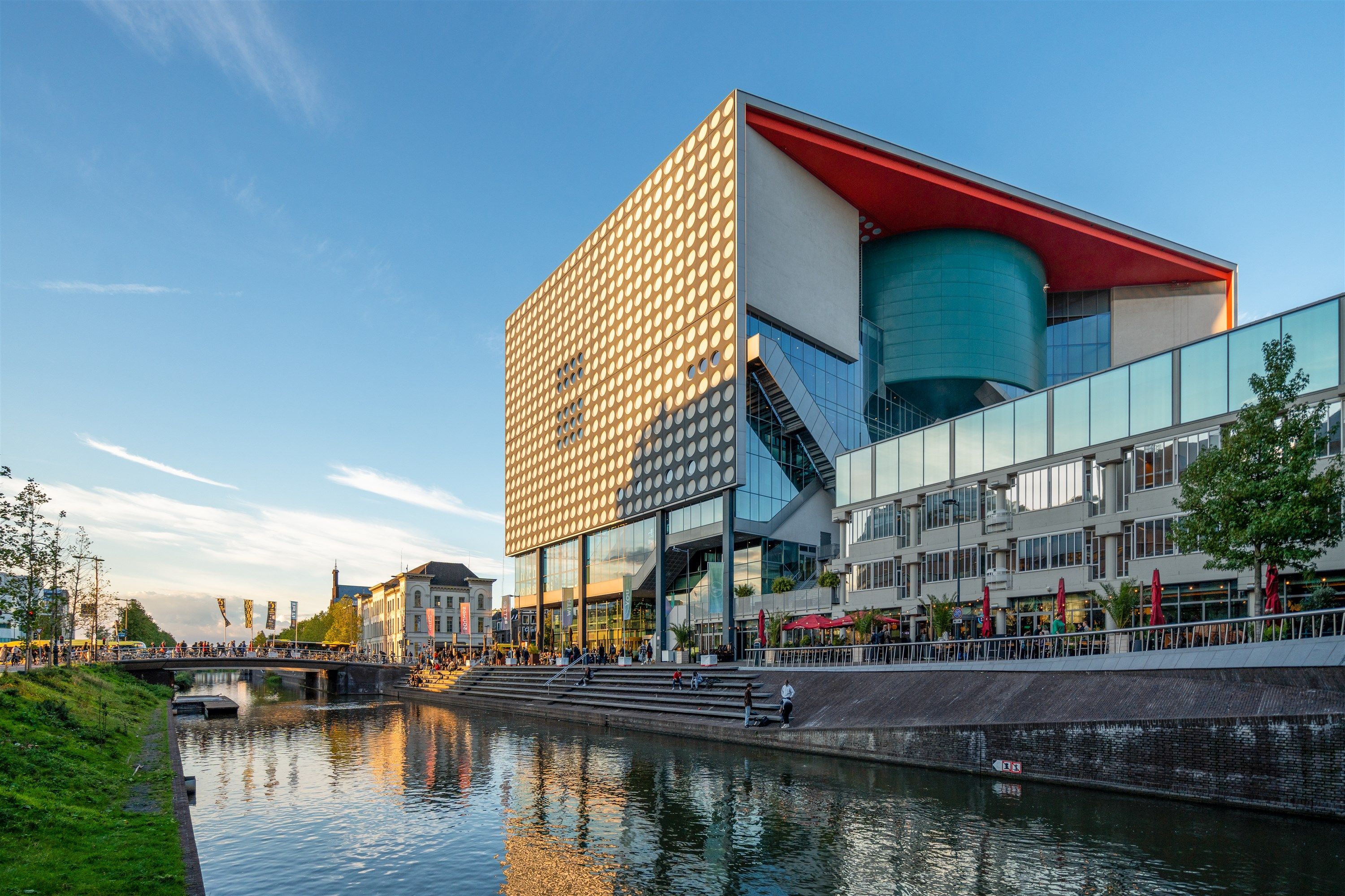 modernes Veranstaltungsgebäude Tivoli Vredenburg in Utrecht am Wasser