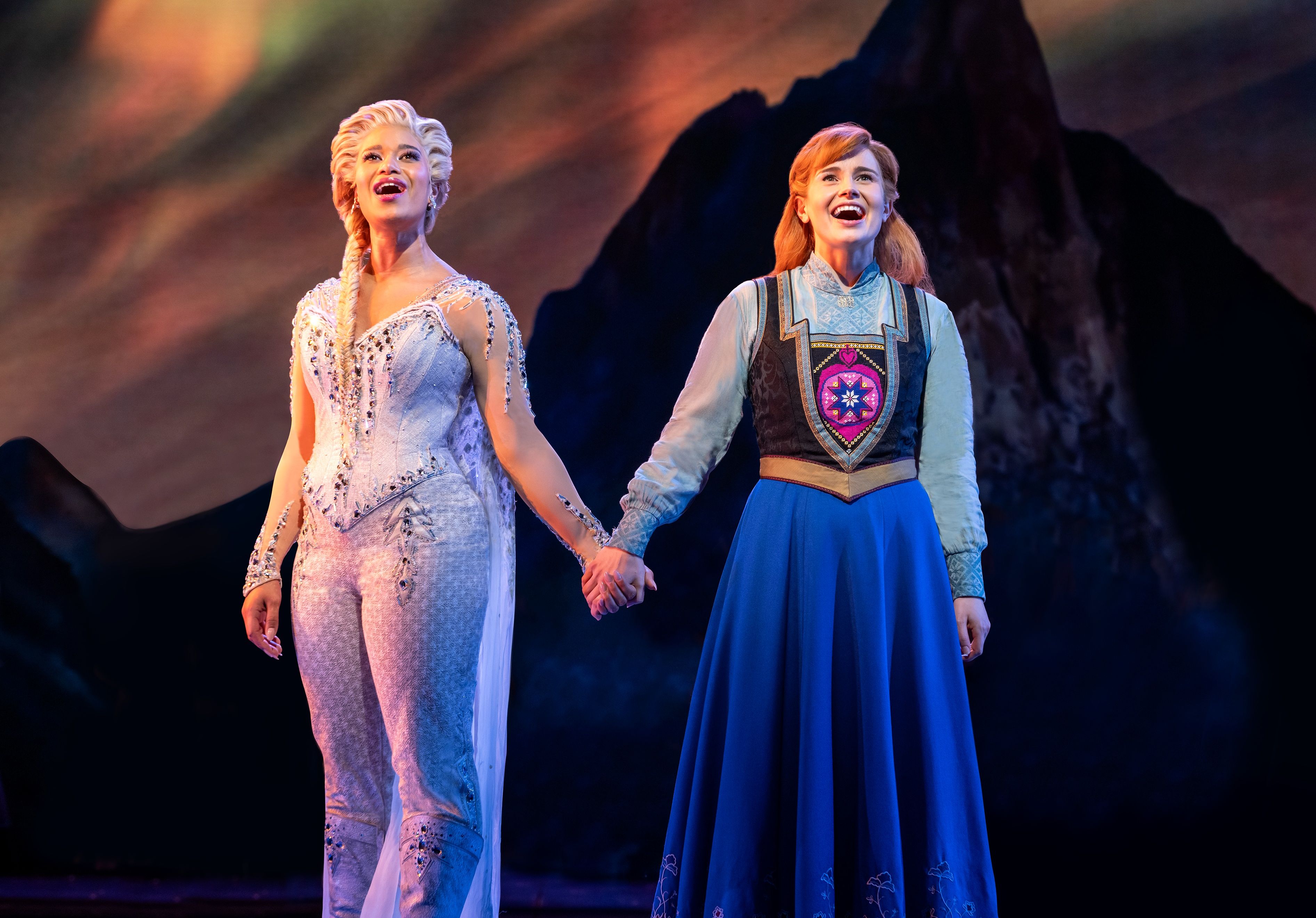 Anna und Elsa singen im Musical Disneys DIE EISKÖNIGIN auf der Bühne in Stuttgart