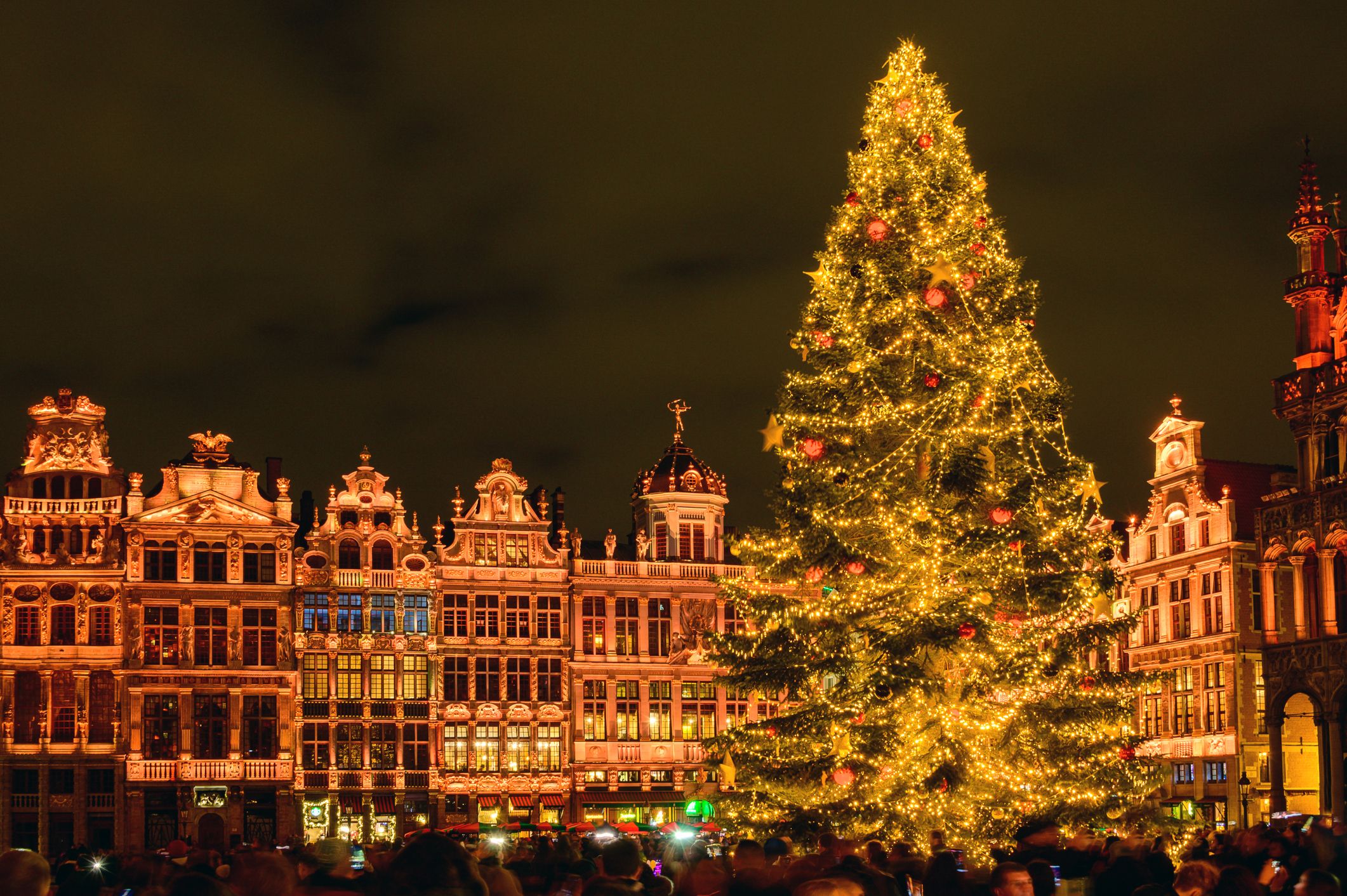 Großer Weihnachtsbaum auf dem Weihnachtsmarkt am Grote Markt in Brüssel nachts