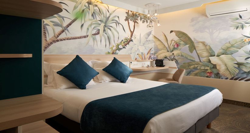 Hotelzimmer im Hotel Apolonia Paris Montmatre, Sure Hotel Collection by Best Western mit floraler Tabete und gemütlichem Flair.