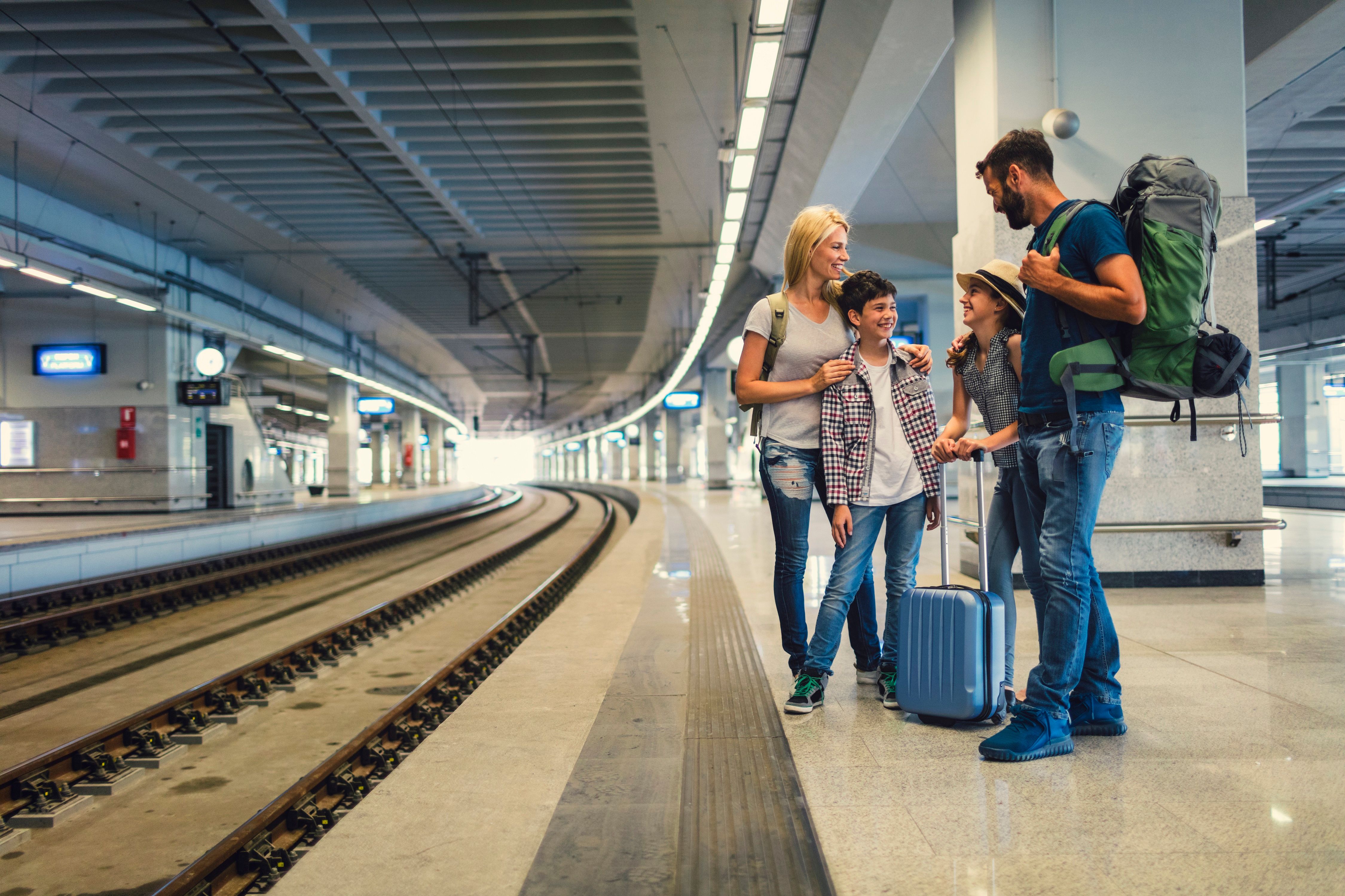 Familie reist gemeinsam im Zug