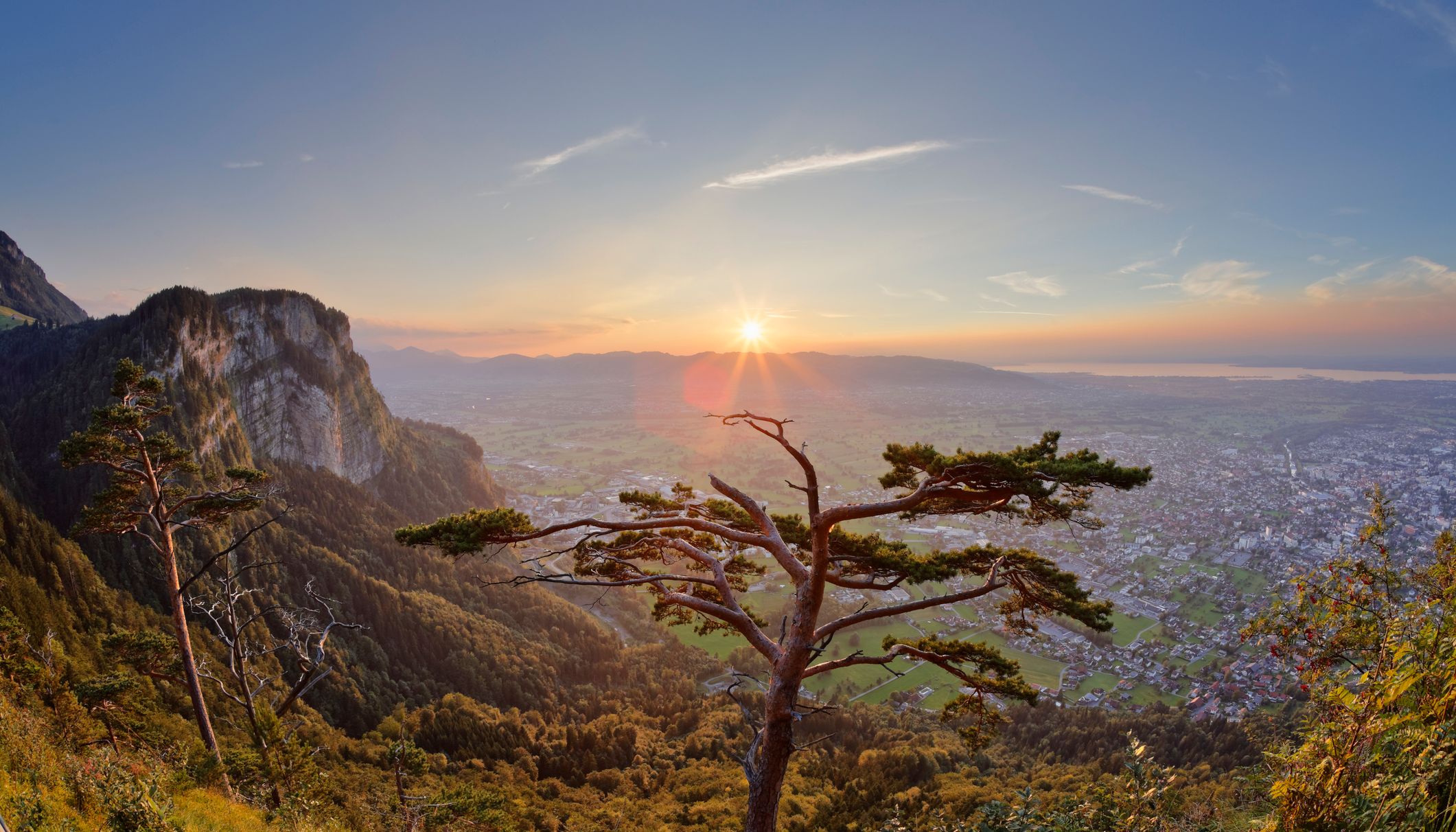 Sonnenuntergang vom Berg Karren aus, mit Blick auf die Stadt Dornbirn und die Berglandschaft