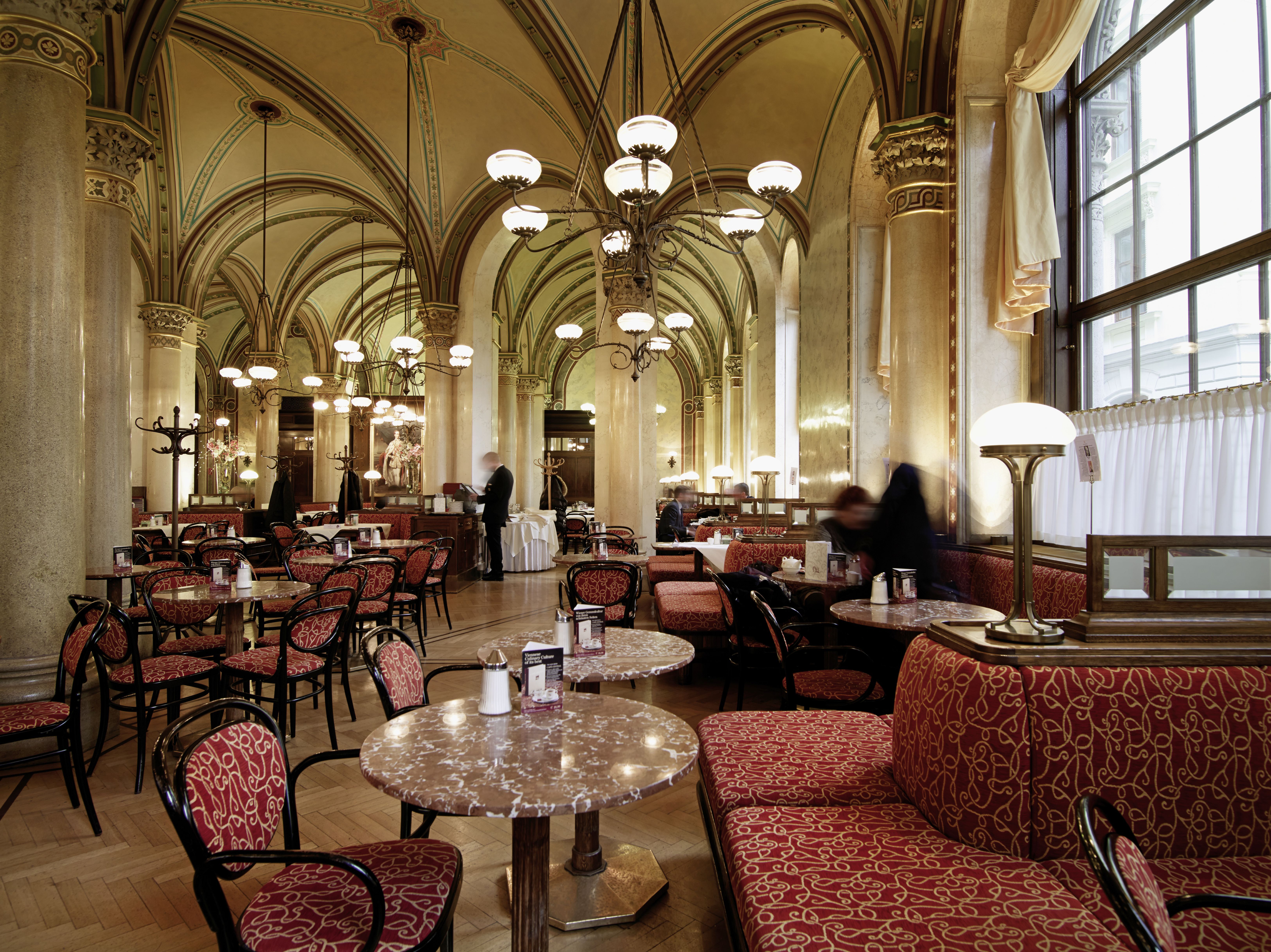 Stühle und Tische im eleganten Café Central in Wien