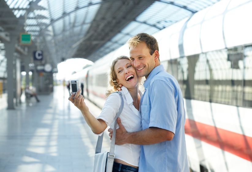 Paar beim Selfie am Bahnhof