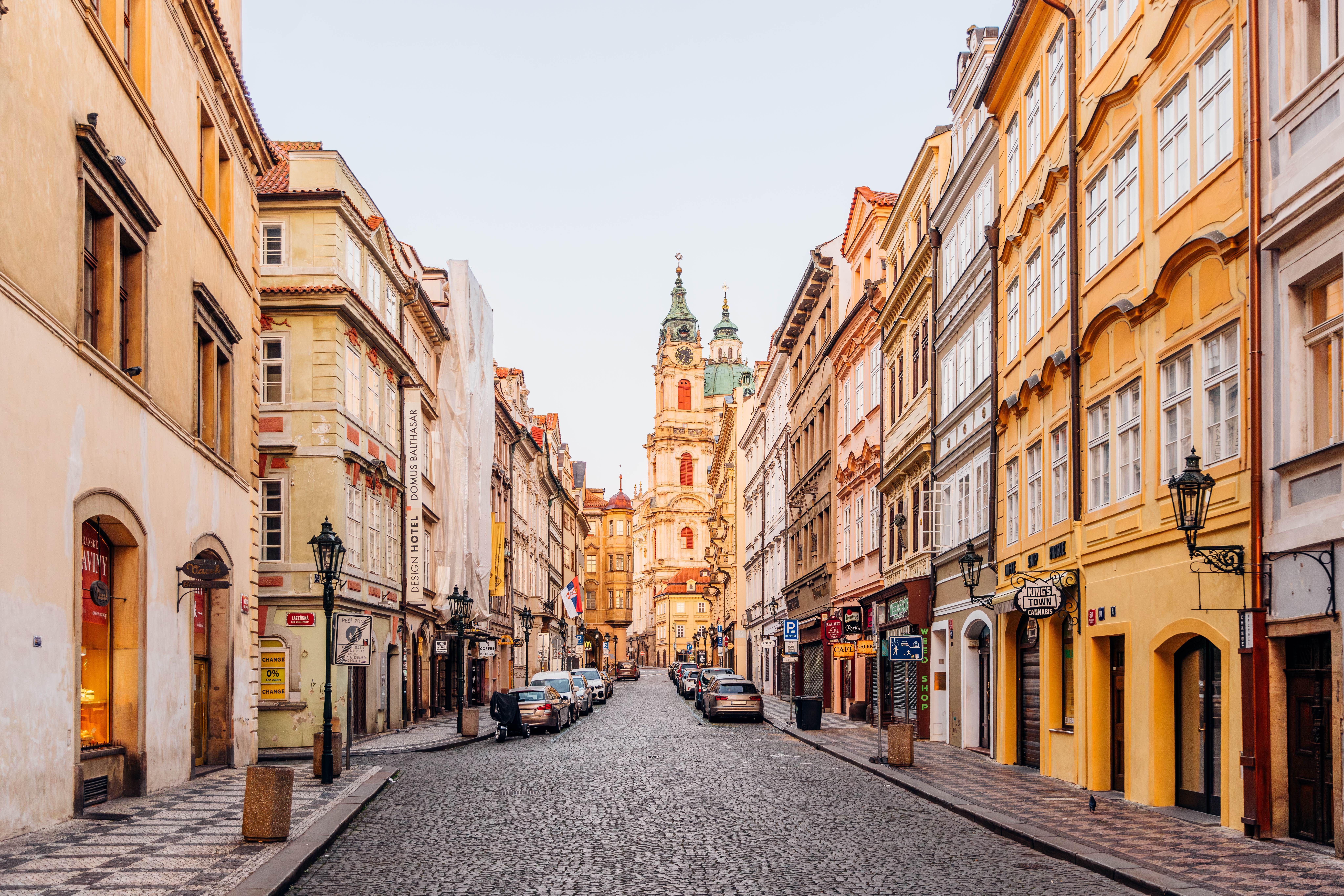 traße in der Prager Altstadt mit historischen Gebäuden und Kopfsteinpflaster.