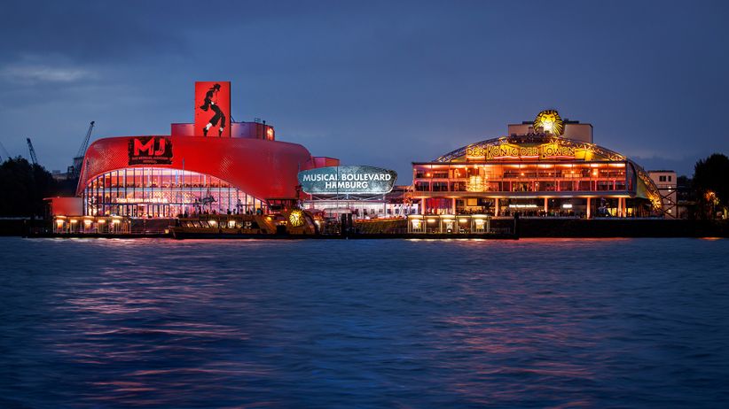 Außenansicht des Stage Theaters im Hafen Hamburg mit der Werbung für das Musical MJ
