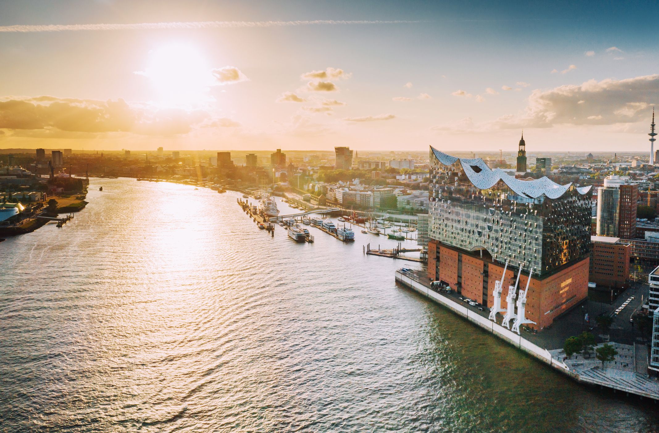 Panoramablick auf Hamburg, genauer auf Wasser und Elbphilharmonie