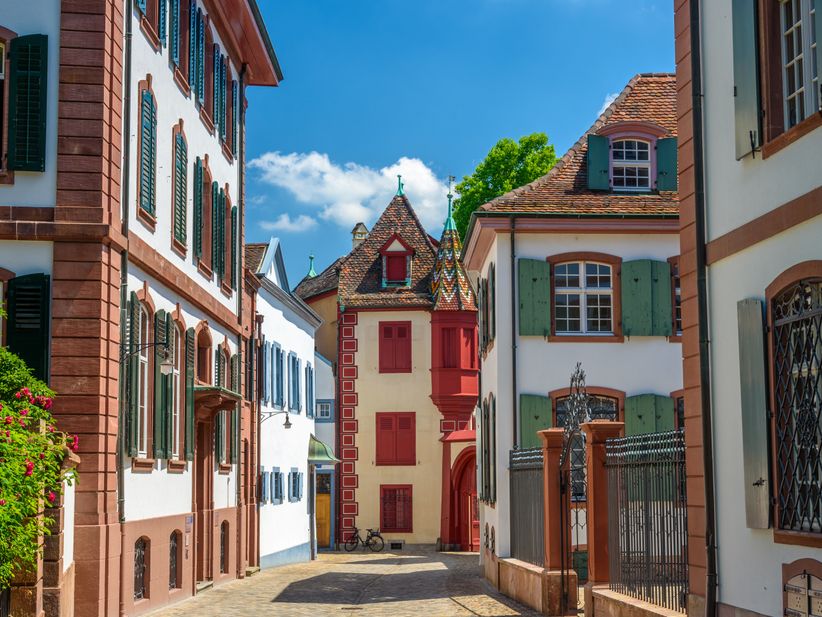 Altstadt in Basel mit bunten Häusern