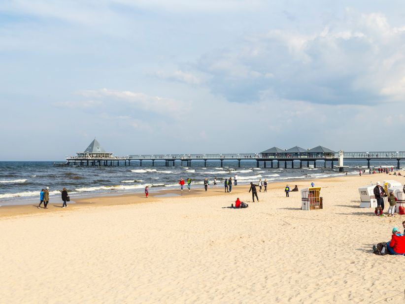 Breiter Sandstrand im Seebad Ahlbeck auf der Insel Usedom mit feinem Sand, Ostsee und weitem Blick entlang der Küste.