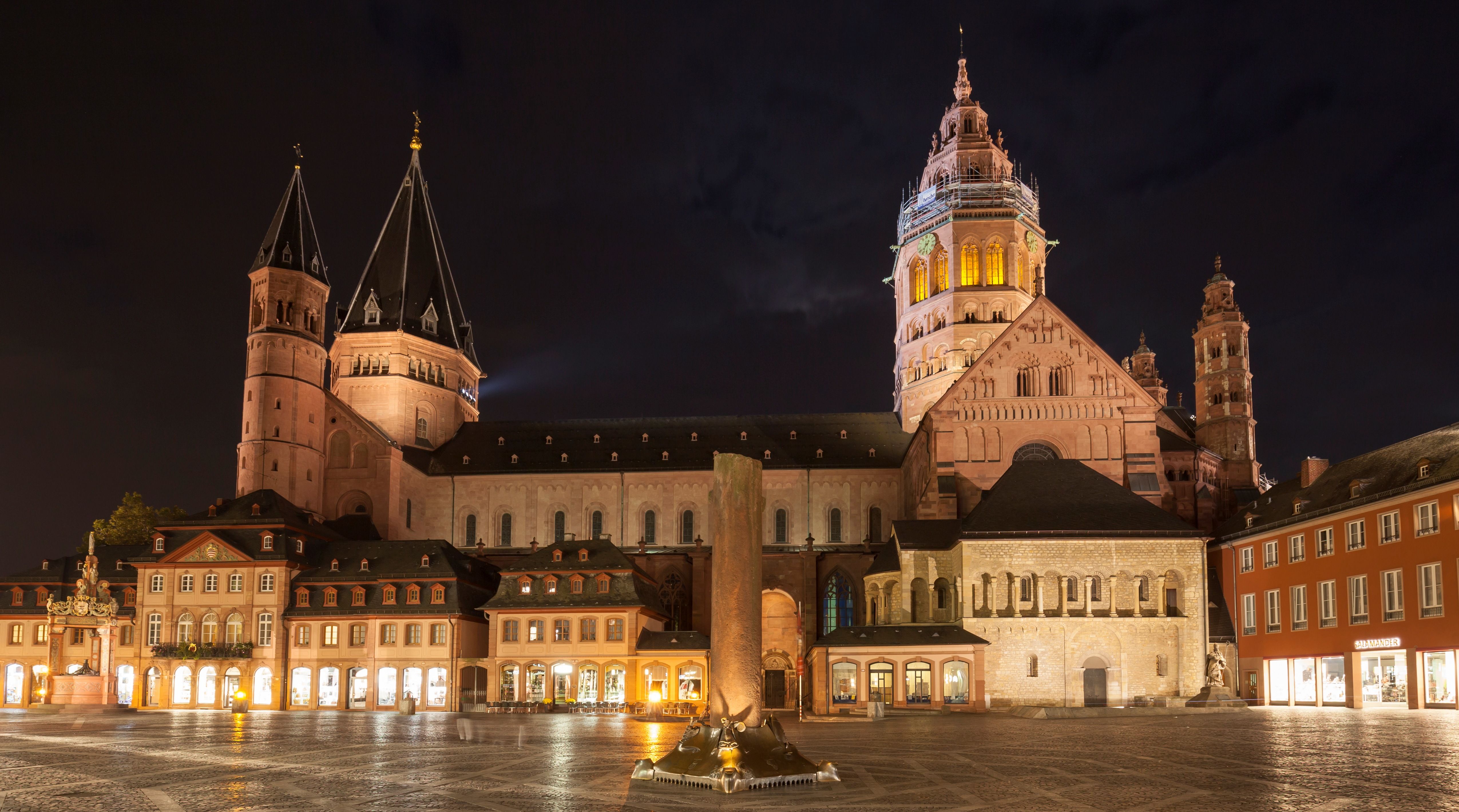 Dom St. Martin bei Nacht beleuchtet.
