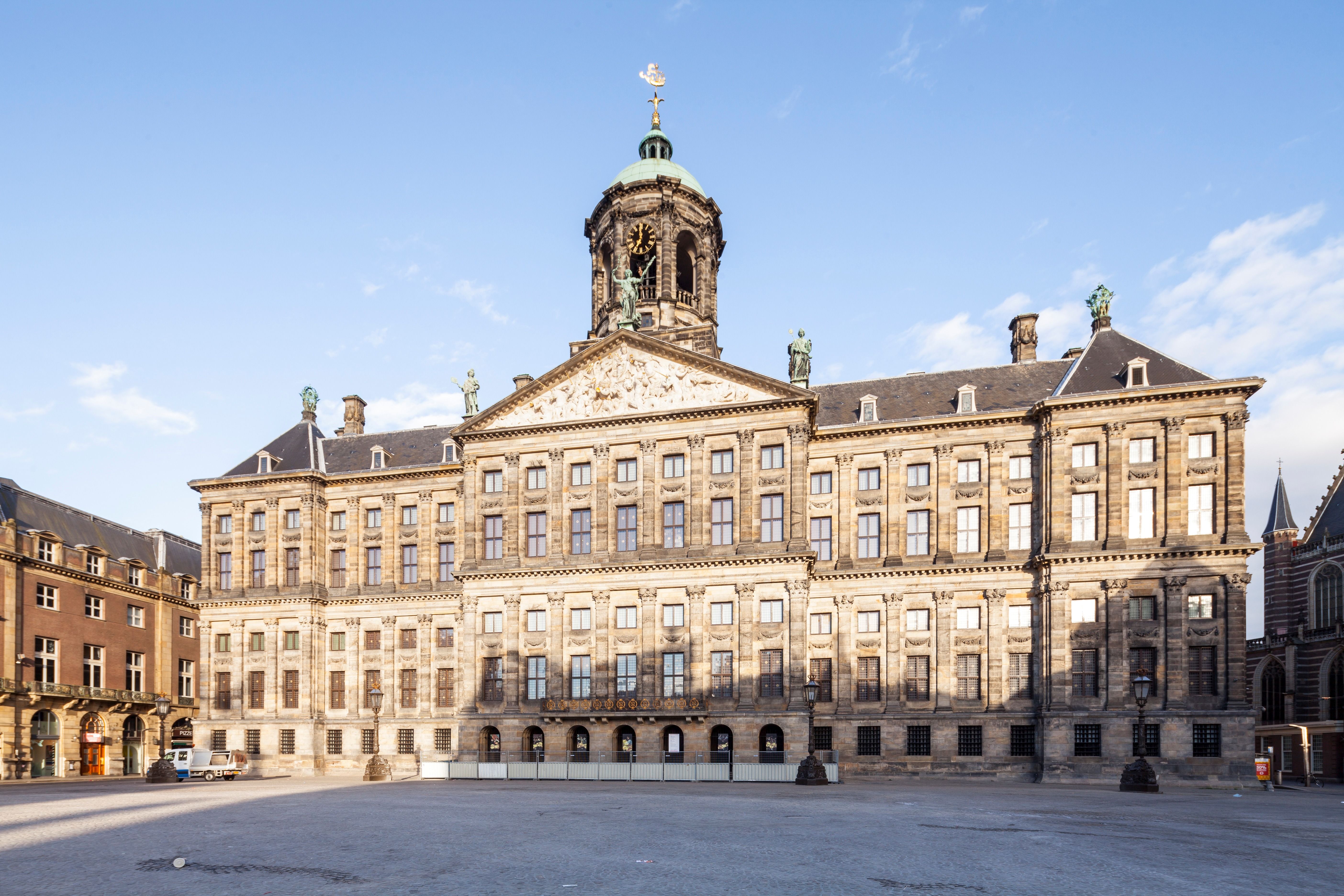 Der Königspalast am Dam-Platz in Amsterdam mit seiner imposanten klassizistischen Architektur.