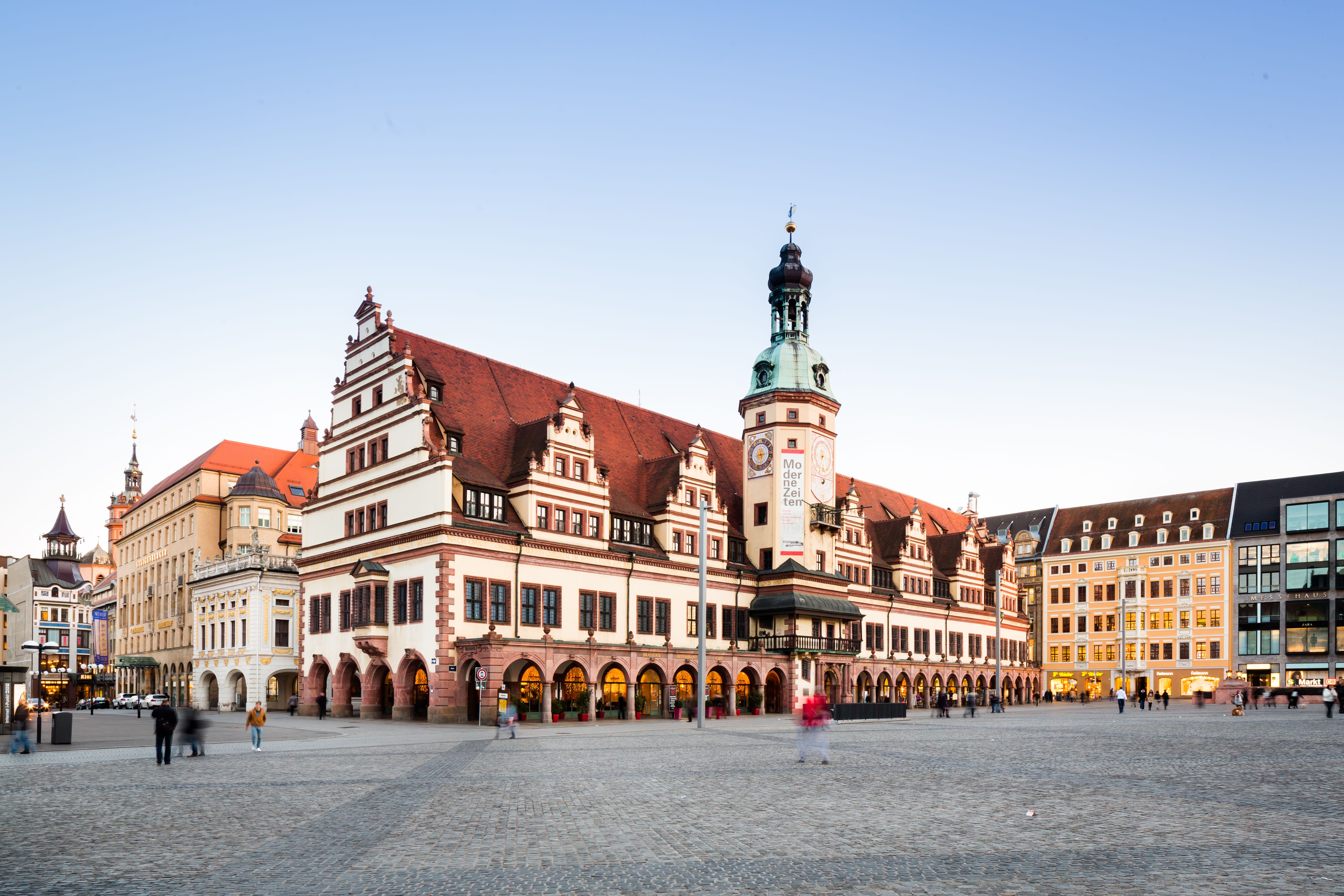 Marktplatz mit Pflastersteinen und altes Leipziger Rathaus