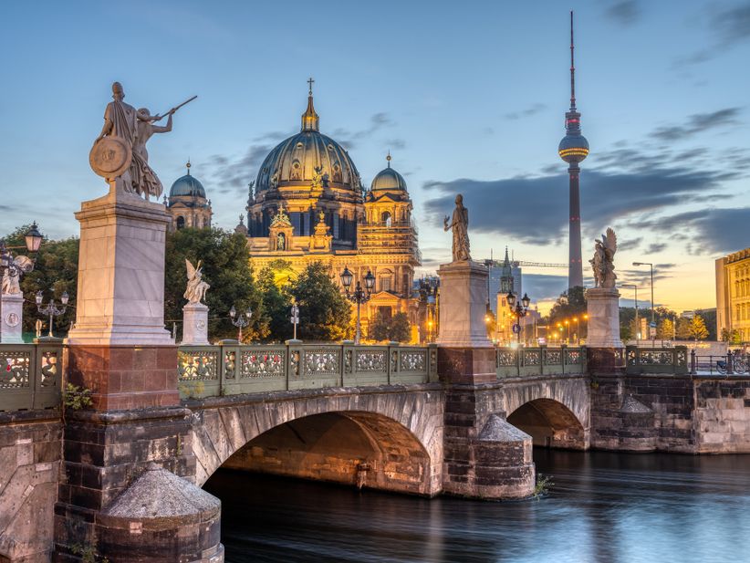 Brücke über die Spree mit dem Berliner Dom und Berliner Fernsehturm im Hintergrund