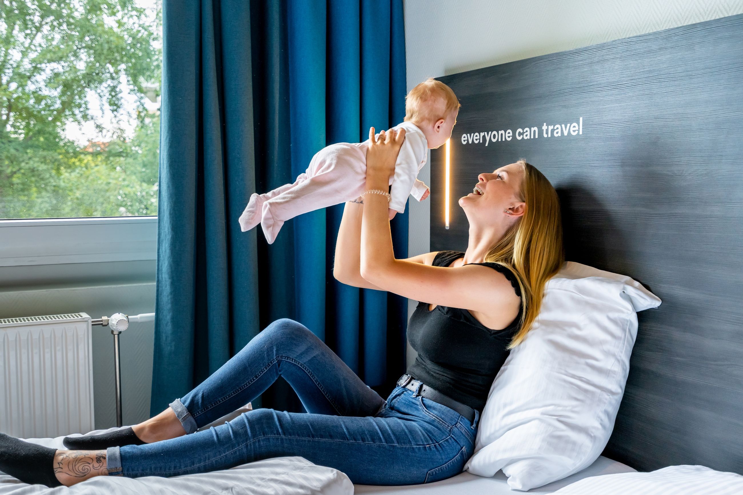 Mutter und Kind in einem Zimmer des a&o Hostels Berlin Kolumbus