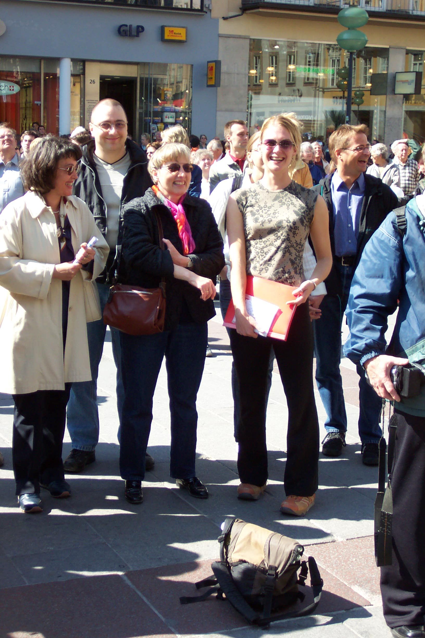 Teilnehmer einer Munich Walk Tours Stadtführung vor historischer Kulisse in der Münchener Altstadt.