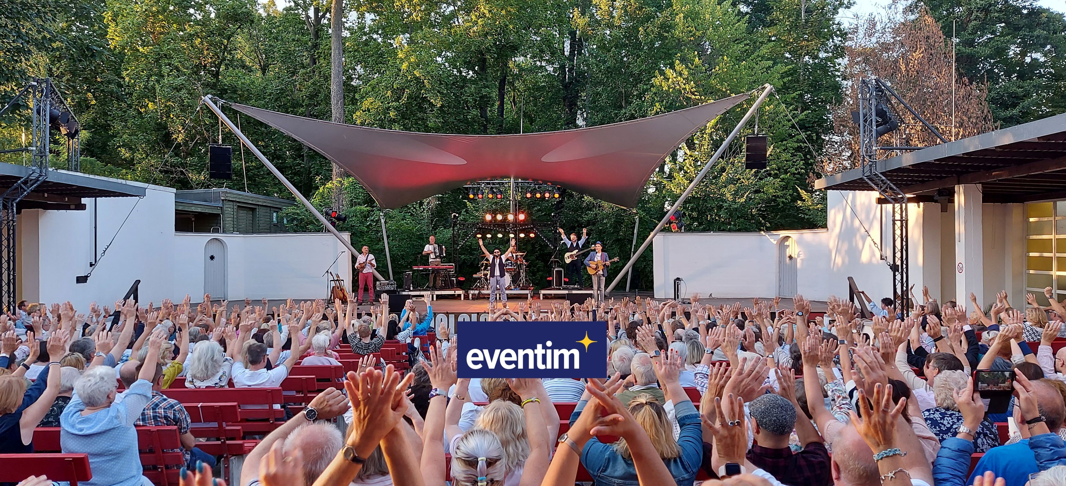Publikum in der Freilichtbühne Spandau bei Konzert und Eventim Logo