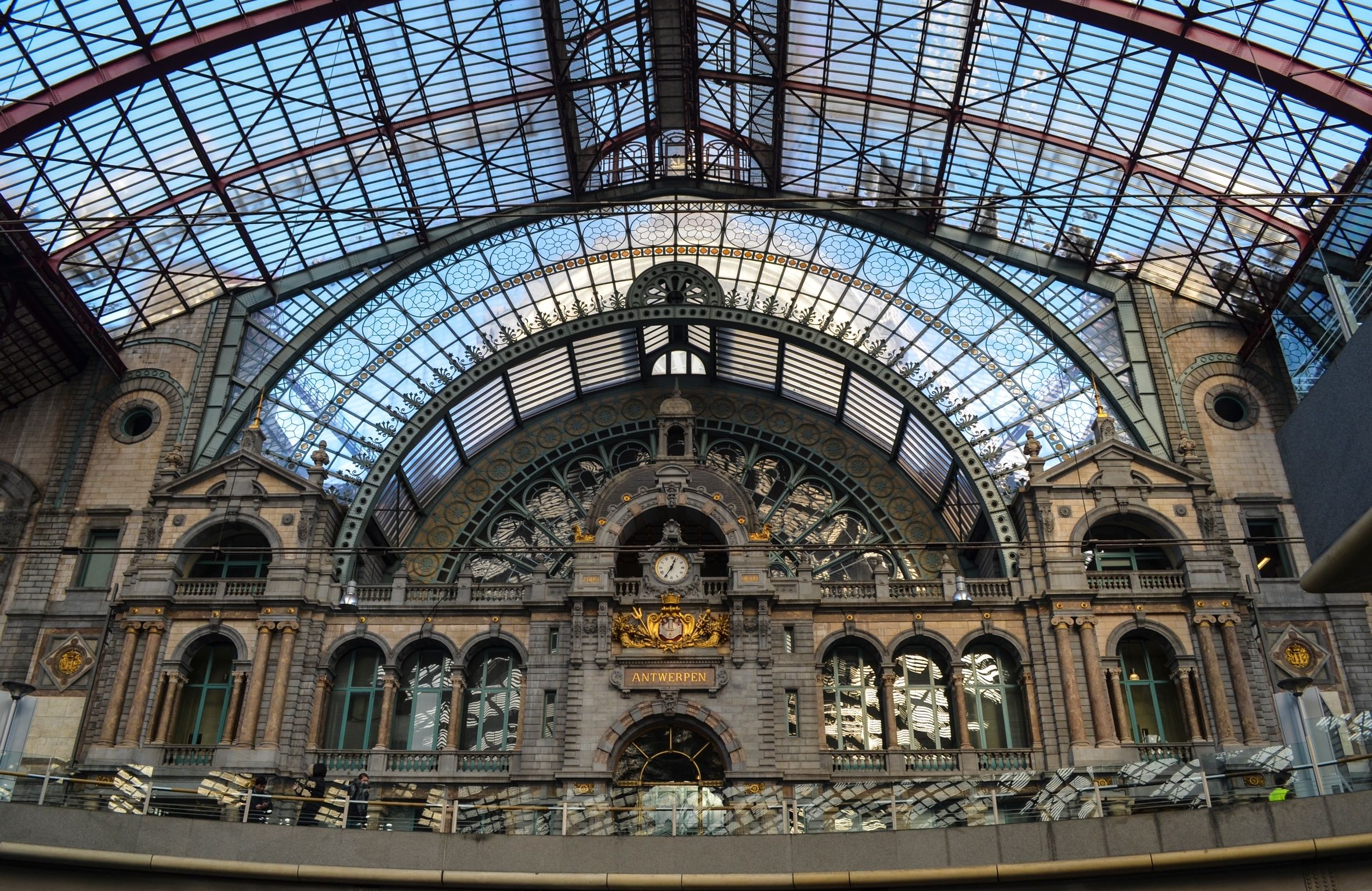 Glasdach und Architektur des Hauptbahnhof in Antwerpen