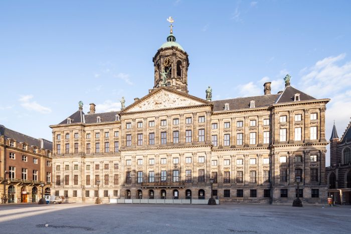 Königspalast in Amsterdam in der Sonne ohne Menschen
