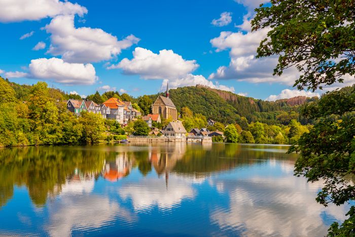 Bayenburger Stausee bei Wuppertal mit Spiegelung von Wolken und Häusern