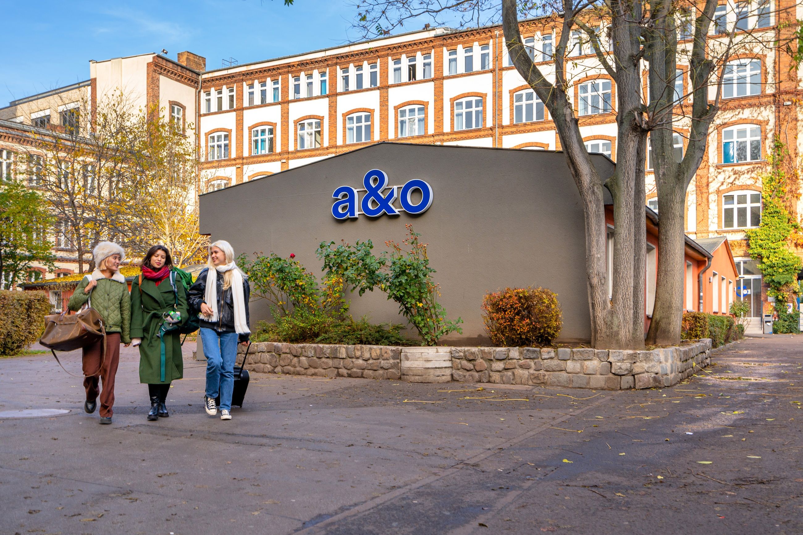 Junge Menschen vor der Fassade des a&o Hostels Friedrichshain