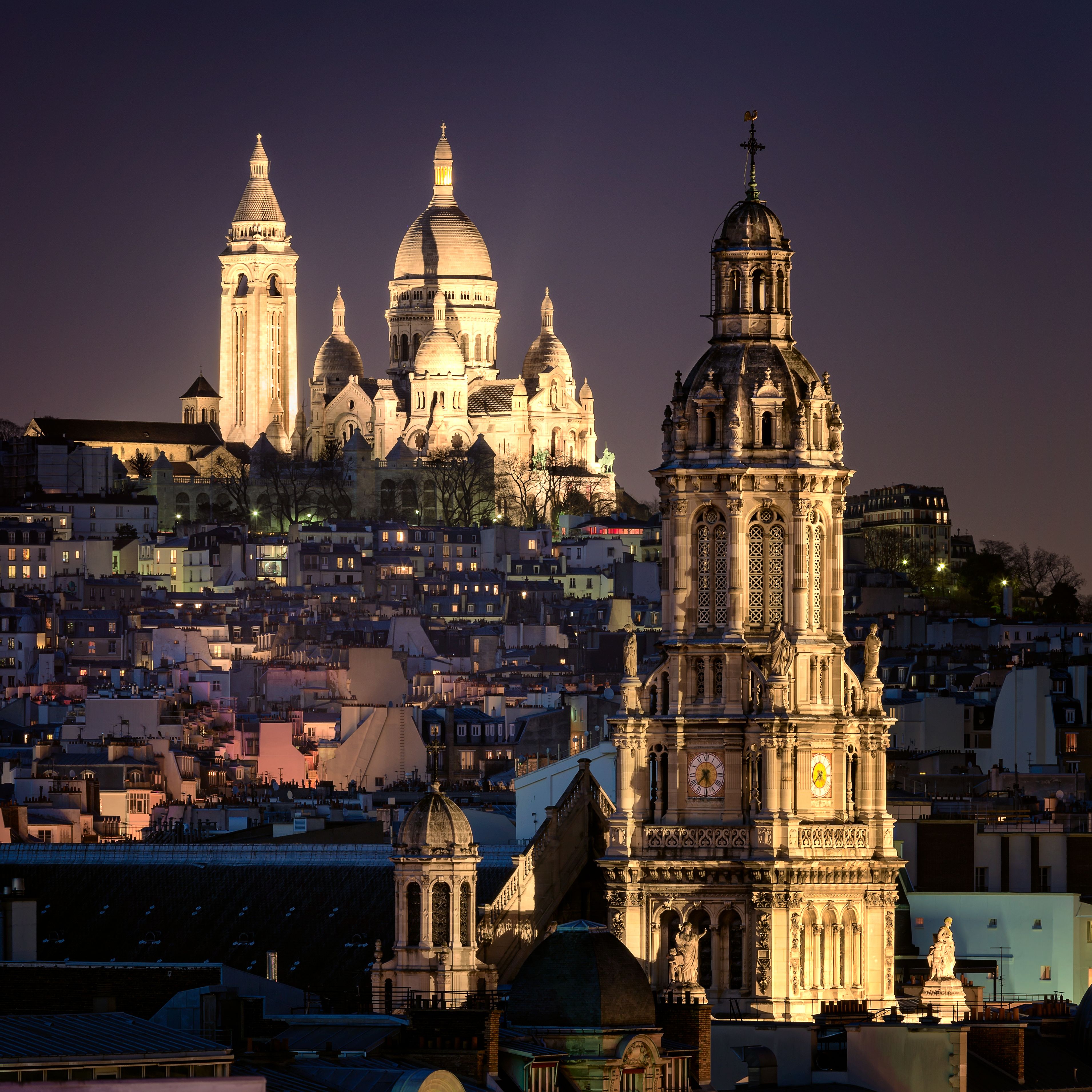 Beleuchtete Kirche und Sacre Coeur in Paris bei Nacht
