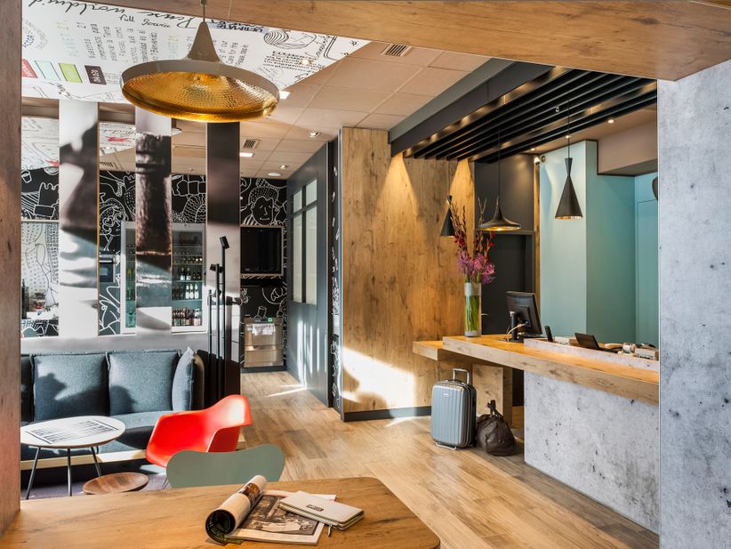 Rezeption und Lobby des ibis in Köln von accor