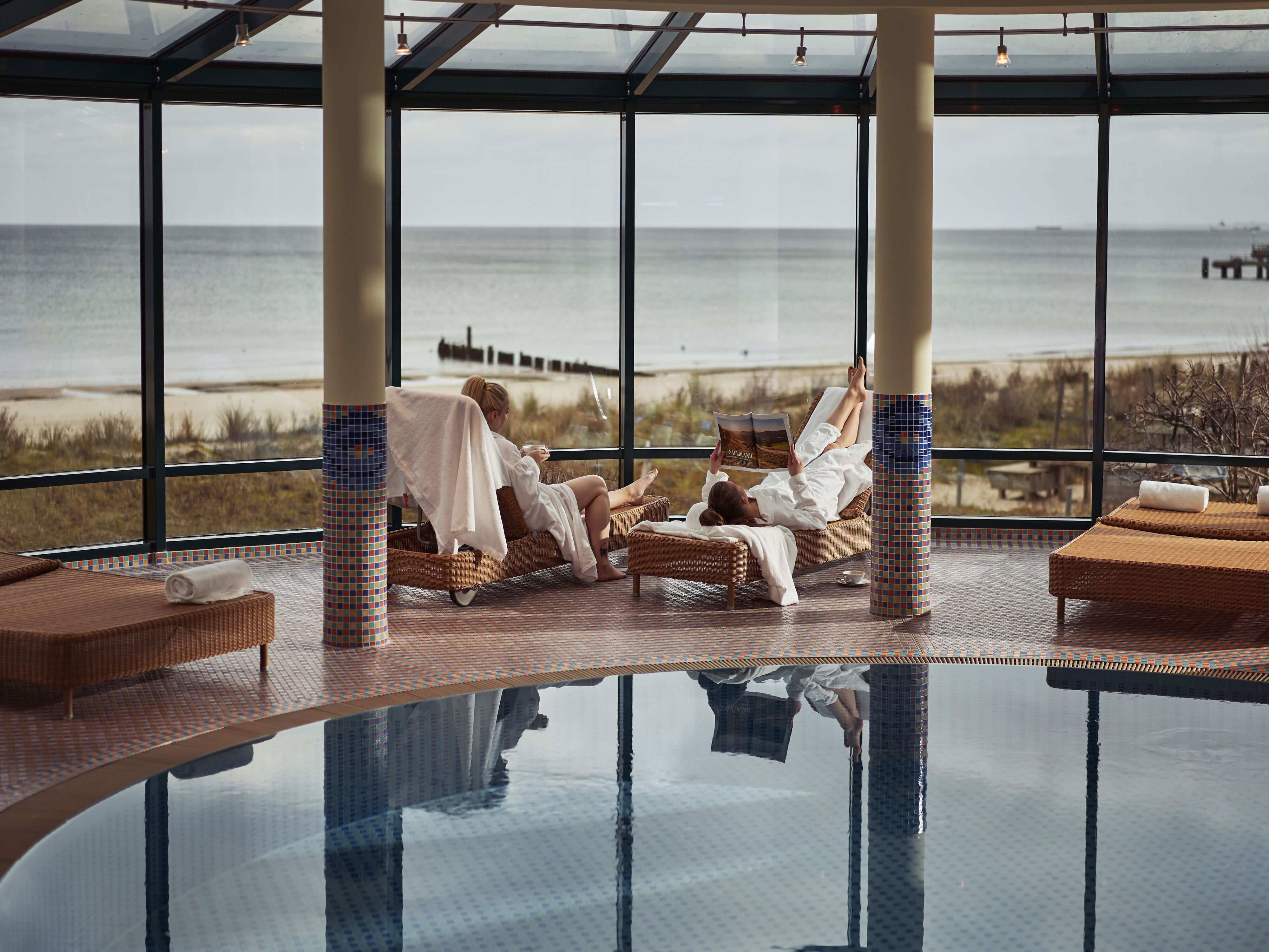 OTA-wellness-spa-paar-liegen-lesen-magazin-ostsee-blick-strandhotel-bansin.jpg